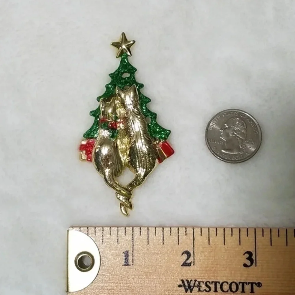 CAT BUDDIES BY THE CHRISTMAS‎ TREE BROOCH